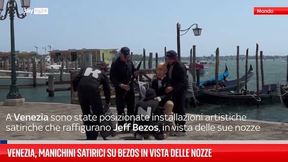 Venezia, manichini satirici su Bezos in vista delle nozze  