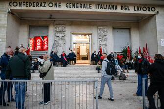 La sede della CGIL danneggiata durante le violenze che hanno accompagnato la manifestazione contro il green pass ieri a Roma, 10 ottobre 2021.  ANSA/FABIO FRUSTACI