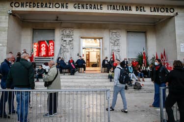 La sede della CGIL danneggiata durante le violenze che hanno accompagnato la manifestazione contro il green pass ieri a Roma, 10 ottobre 2021.  ANSA/FABIO FRUSTACI