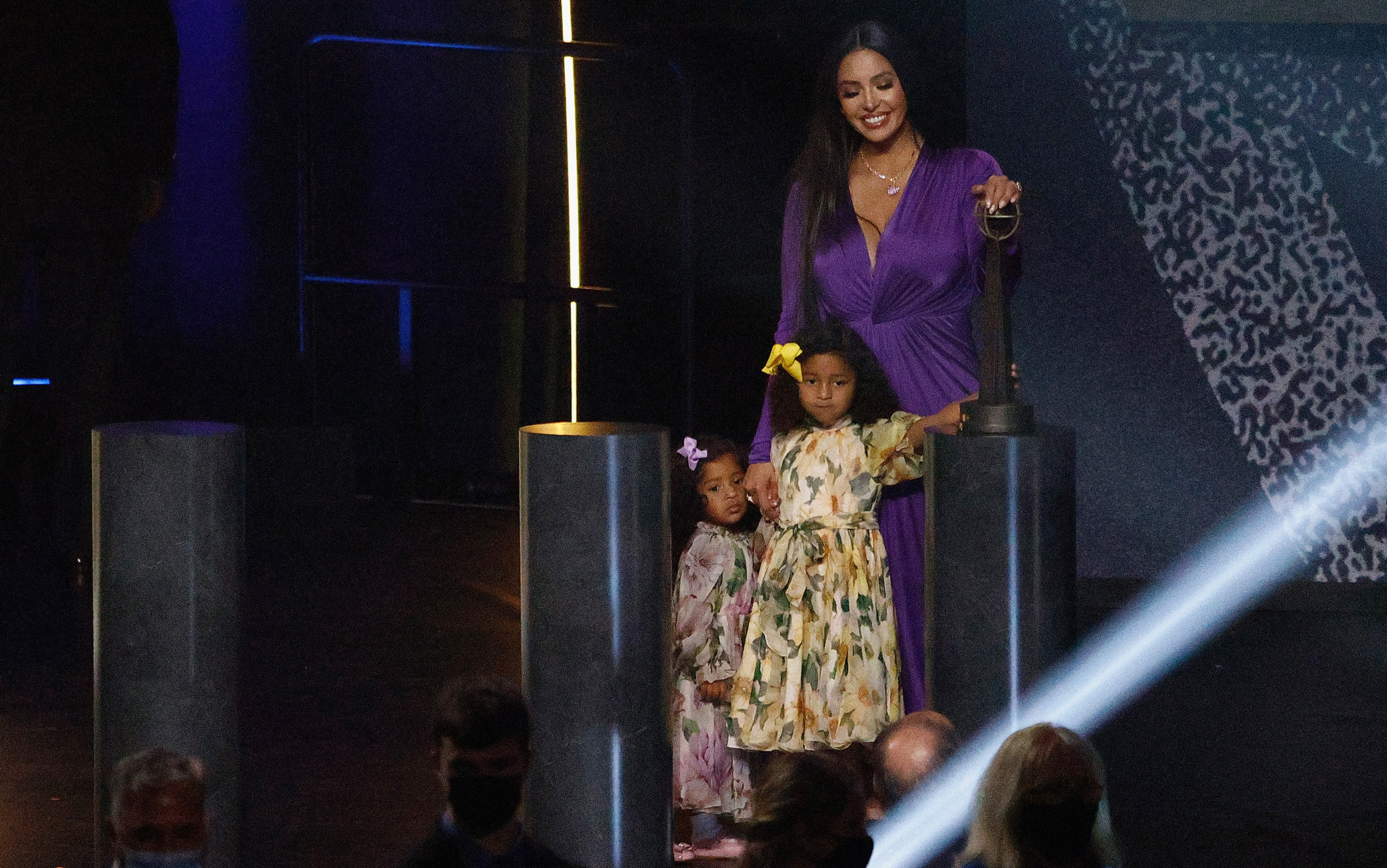 Vanessa Bryant con le figlie Capri e Bianka durante la cerimonia di ingresso nella Hall of Fame di Kobe Bryant