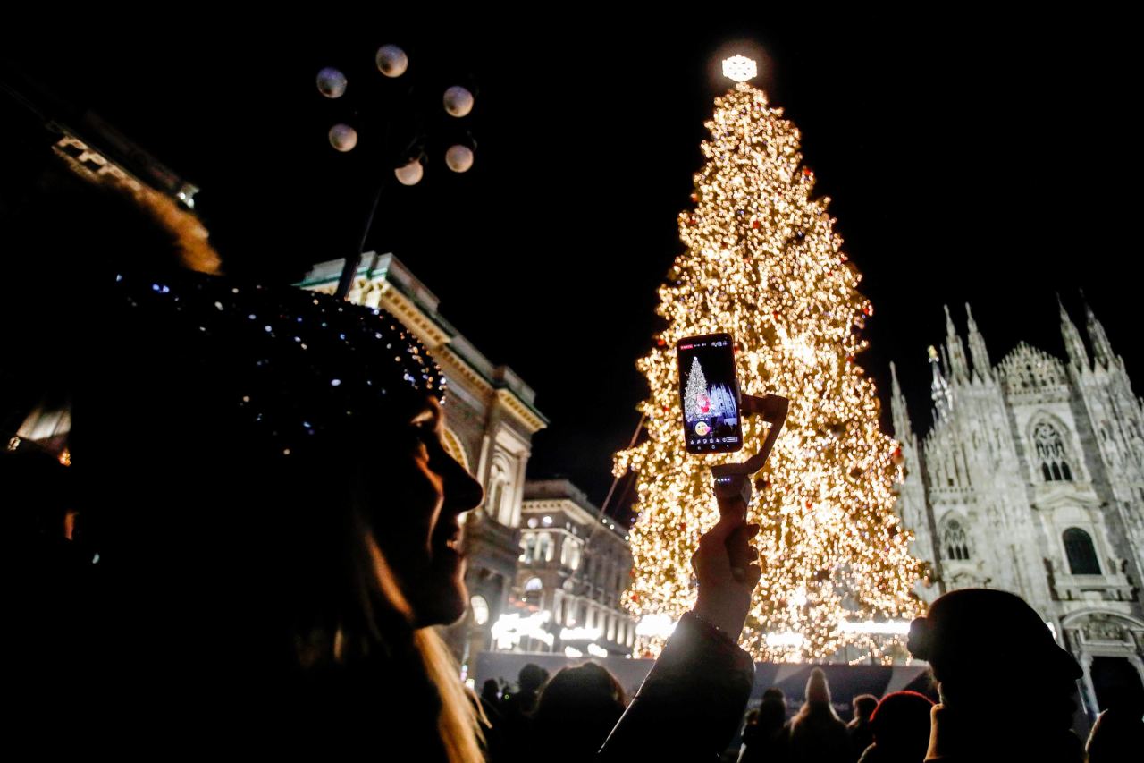 Milano, l'accensione dell'albero di Natale 2023 in Duomo. FOTO Sky TG24