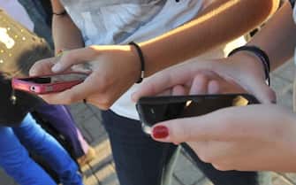 adolescente con smartphone