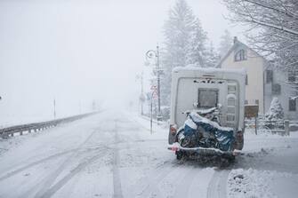 A view of snow-covered area after a storm of wind and snow in  Rovere, Rocca di Mezzo, Abruzzo district,  central Italy, 08 April 2023.
ANSA/Emanuele Valeri