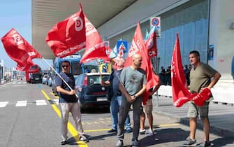 Lavoratori handling partecipano a un presidio organizzato da Filt-Cgil, Fit-Cisl, Uiltrasporti e Ugl Ta, all'aeroporto 'Leonardo Da Vinci' a Fiumicino, 15 luglio 2023. ANSA/ TELENEWS