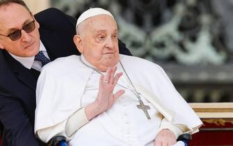 Pope Francis at the end of the Mass on Palm Sunday in Saint Peter's Square at The Vatican City, 13 April 2025. 
ANSA/FABIO FRUSTACI