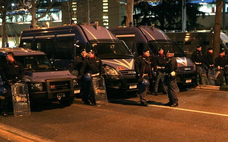 اشتباكات عنيفة بين مشجعي يوفنتوس وتورينو في تورينو تؤدي إلى اعتقال شخص واحتجاز 10 آخرين قبل ديربي المدينة