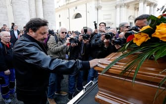 Enrico Brignano alla Chiesa degli Artisti durante i funerali di Antonello Fassari, Roma, 8 Aprile 2025. ANSA/GIUSEPPE LAMI