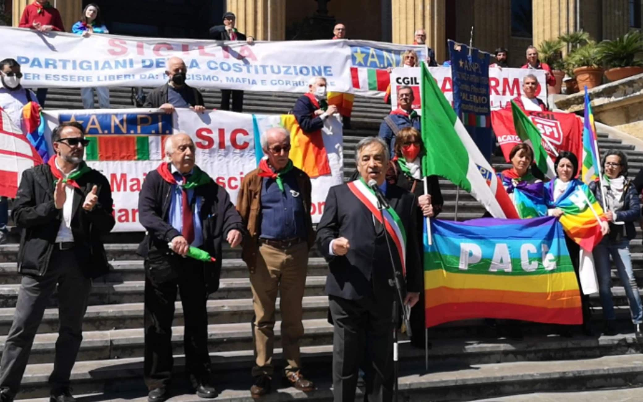 Il sindaco di Palermo Leoluca Orlando stamattina ha partecipato alla cerimonia che si è svolta al Giardino inglese in occasione della Festa di Liberazione dal nazifascismo e al corteo che ha sfilato lungo via Libertà fino al Teatro Massimo, 25 aprile 2022.
ANSA