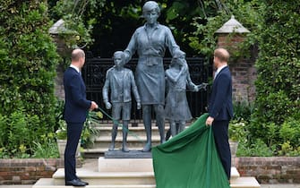 I principi William e Harry davanti alla statua della madre Diana