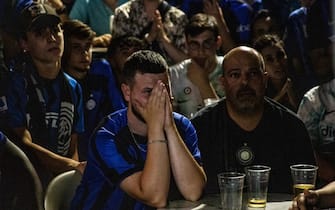 FC Inter s supporters shows their dejection at the end of the UEFA Champions League Final soccer match Manchester City FC vs FC Inter (that was played at the Ataturk Olympic stadium in Istanbul, Turkey), in Milan, Italy, 10 June 2023. 
ANSA/DAVIDE CANELLA
(tifosi / delusione / sconfitta)