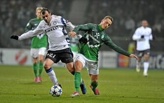 epa02484999 Bremen's Marko Arnautovic (R) vies for the ball with Inter's Goran Pandev (L) during the UEFA Champions League Group A soccer match between Werder Bremen and Internazionale Milano in Bremen, Germany, 07 December 2010.  EPA/CARMEN JASPERSEN