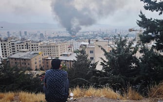 un ragazzo guarda teheran