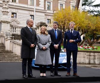 La presidente del Consiglio Giorgia Meloni con il ministro dell'Interno Matteo Piantedosi ed il capo della Polizia Vittorio Pisani, oltre al ceo della casa automobilistica, Stephan Winkelmann  a piazza del Viminale per presenziare alla consegna di una Lamborghini Urus alla Polizia di Stato a Roma, 12 dicembre 2023. 
ANSA/PALAZZO CHIGI ANSA PROVIDES ACCESS TO THIS HANDOUT PHOTO TO BE USED SOLELY TO ILLUSTRATE NEWS REPORTING OR COMMENTARY ON THE FACTS OR EVENTS DEPICTED IN THIS IMAGE; NO ARCHIVING; NO LICENSING NPK