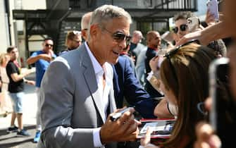 Actor George Clooney signs autographs at the Casino pier during the 81st Venice International Film Festival at Venice Lido, on September 1, 2024 . (Photo by Marco BERTORELLO / AFP)