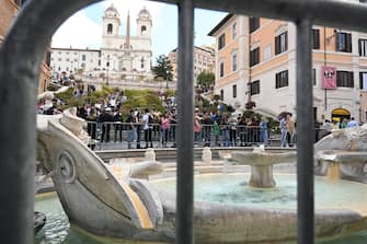 The Fontana della Barcaccia in Piazza di Spagna in Rome, blocked to prevent any problems of public order in view of the match of Europa League as Roma - Feyenoord Rotterdam scheduled tonight at the Stadio Olimpico in Rome, 20 April 2023. ANSA/CLAUDIO PERI