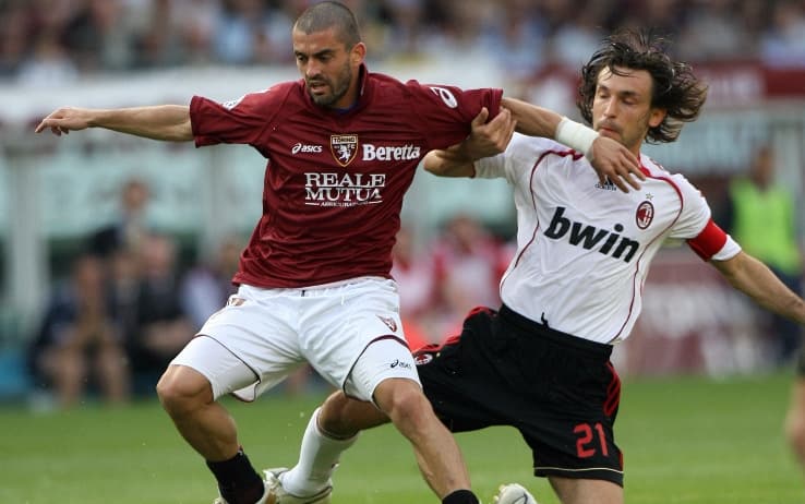 Nikola Lazetic, zio di Marko con la maglia del Torino lotta con Andrea Pirlo (Getty) Nikola Lazeti (Getty)