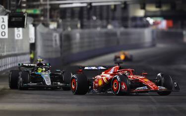 STREETS OF LAS VEGAS, UNITED STATES OF AMERICA - NOVEMBER 23: Charles Leclerc, Ferrari SF-24, leads Sir Lewis Hamilton, Mercedes F1 W15 during the Las Vegas GP at Streets of Las Vegas on Saturday November 23, 2024, United States of America. (Photo by Andy Hone / LAT Images)