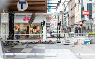 (170408) -- STOCKHOLM, April 8, 2017 (Xinhua) -- The site of a violent attack is blocked by the police in Stockholm, Sweden, April 8, 2017. A stolen truck rammed into people on a central Stockholm street before crashing into a department store on Friday, killing four and injuring 15 others. (Xinhua/Shi Tiansheng) (zhs) (Photo by Xinhua/Sipa USA)