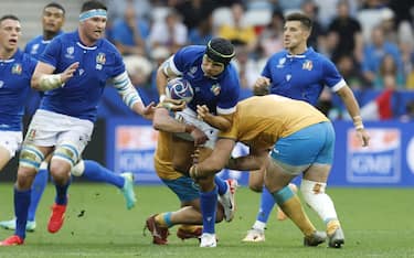 epa10872186 Italy's Juan Ignacio Brex (C) in action during the Rugby World Cup 2023 Pool A match between Italy and Uruguay in Nice, France, 20 September 2023.  EPA/Sebastien Nogier