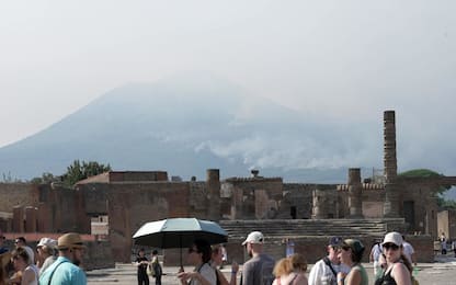 L'incendio nel Parco Nazionale del Vesuvio visto dal foro del Parco archeologico degli scavi di Pompei, 09 agosto 2025.
ANSA/CESARE ABBATE