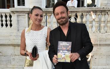 FOTO REPERTORIO - Roma , Ristorante Mo' Mo' Republic Presentazione del Libro di Toto' Schillaci Il Gol e' Tutto , Nella foto: Toto' Schillaci con Barbara Lombardo ( - 2016-06-07, Vincenzo Landi / ipa-agency.net) p.s. la foto e' utilizzabile nel rispetto del contesto in cui e' stata scattata, e senza intento diffamatorio del decoro delle persone rappresentate (FOTO REPERTORIO - 2024-09-18, Vincenzo Landi / ipa-agency.net) p.s. la foto e' utilizzabile nel rispetto del contesto in cui e' stata scattata, e senza intento diffamatorio del decoro delle persone rappresentate