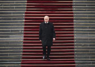 epa11325037 Russian President Vladimir Putin walks down stairs to take part in the parade of the Presidential Regiment on the Kremlin's Cathedral Square after the inauguration ceremony in the Kremlin in Moscow, Russia, 07 May 2024. Putin won the presidential elections in March 2024.  EPA/RAMIL SITDIKOV / SPUTNIK / KREMLIN POOL