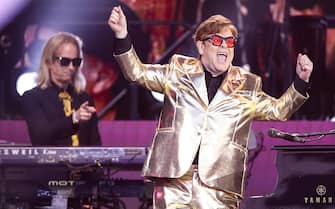 epa10711389 Elton John performs on the Pyramid Stage during the Glastonbury Festival in Pilton, Britain, 25 June 2023. The Glastonbury Festival is a five-day festival of music, dance, theatre, comedy and performing arts running from 21 to 25 June 2023.  EPA/ADAM VAUGHAN