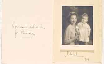 Regina Elisabetta II con il futuro re Carlo III nel Natale del 1949