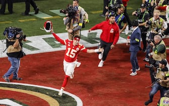 epa11146615 Kansas City Chiefs Patrick Mahomes (C) celebrates after the Kansas City Chiefs defeated the San Fransisco 49ers in Super Bowl LVIII at Allegiant Stadium in Las Vegas, Nevada, USA, 11 February 2024. The Super Bowl is the annual championship game of the NFL between the AFC Champion and the NFC Champion and has been held every year since 1967.  EPA/CAROLINE BREHMAN