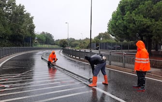 Interventi su una strada chiusa in Emilia Romagna Un'auto bloccata dal maltempo a Rimini in zona Celle, 19 settembre 2024
ANSA/ Dorin Mihai
-- A car blocked by bad weather in Rimini in the Celle area, 19 September 2024
ANSA/ Dorin Mihai