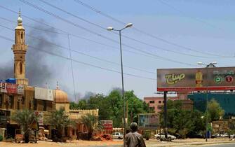 Smoke rises behind a mosque in Khartoum on April 19, 2023, as fighting between the army and paramilitaries raged for a fifth day after a 24-hour truce collapsed. - The violence erupted on April 15 between the forces of two generals who seized power in a 2021 coup: army chief Abdel Fattah al-Burhan and his deputy, Mohamed Hamdan Daglo, who commands the paramilitary Rapid Support Forces (RSF). (Photo by AFP)