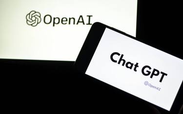Illustrazione fotografica che mostra il logo e l'iscrizione del laboratorio di ricerca ChatGPT e OpenAI sullo schermo di uno smartphone di un telefono cellulare con uno sfondo sfocato.  Open AI è un'app che utilizza la tecnologia dell'intelligenza artificiale.  L'Italia è il primo paese europeo a vietare e bloccare l'applicazione e il sito Web GPT del robot Chat.  ChatGPT è un chatbot di intelligenza artificiale (AI) sviluppato da OpenAI e lanciato nel novembre 2022 utilizzando tecniche di apprendimento per rinforzo sia dal feedback della macchina che da quello umano.  Tunisi, Tunisia, il 02 aprile 2023. (Foto di Yassine Mahjoub/SIPA) //MAHJOUBYASSINE_MAHJOUB0339/Credit:Yassine Mahjoub/SIPA/2304030848