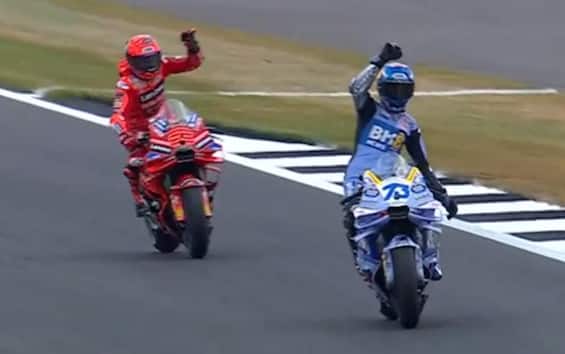 https://static.sky.it/editorialimages/e17c9fbf28ef7a307ff0a4c916c9791d26d53059/skysport/it/motori/motogp/video/2025/05/24/motogp-sprint-race-gp-silverstone-highlights-video/fratelli_marquez_screen.jpg?im=Resize,width=565