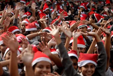 epa11038133 Students wear Santa caps while celebrating Christmas at a school in Kolkata, eastern India, 20 December 2023. Hundreds of students took part in the event ahead of Christmas, a Christian holiday commemorating the birth of Jesus on December 25.  EPA/PIYAL ADHIKARY