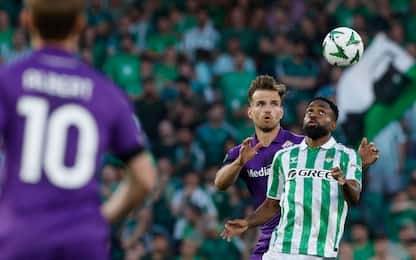 epa12068257 Real Betis's Cedric Bakambu (R) in action against ACF Fiorentina's Marin Pongracic during the UEFA Europa Conference League semifinal first leg soccer match between Real Betis and ACF Fiorentina, in Seville, Spain, 01 May 2025.  EPA/JULIO MUNOZ