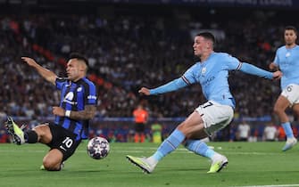 epa10684293 Phil Foden (R) of Manchester City and Lautaro Martinez (L) of Inter in action during the UEFA Champions League Final soccer match between Manchester City and Inter Milan, in Istanbul, Turkey, 10 June 2023.  EPA/MARTIN DIVISEK