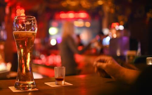 A half-empty beer glass on the bar at Bierhaus Urban in Berlin, Germany, 30.11.2016. The bar has been open continuously since 1985. Photo: Britta Pedersen/dpa Foto: Britta Pedersen/dpa-Zentralbild/ZB | usage worldwide