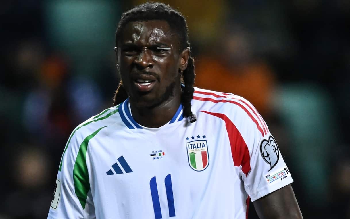 https://static.sky.it/editorialimages/e1b1e7da9795bd4e3c9aacc8137d4431ab338995/skysport/it/calcio/nazionale/video/2025/10/13/kean-infortunio-italia-israele-video-1042864/kean_sofferente_getty.jpg?im=Resize,width=1218