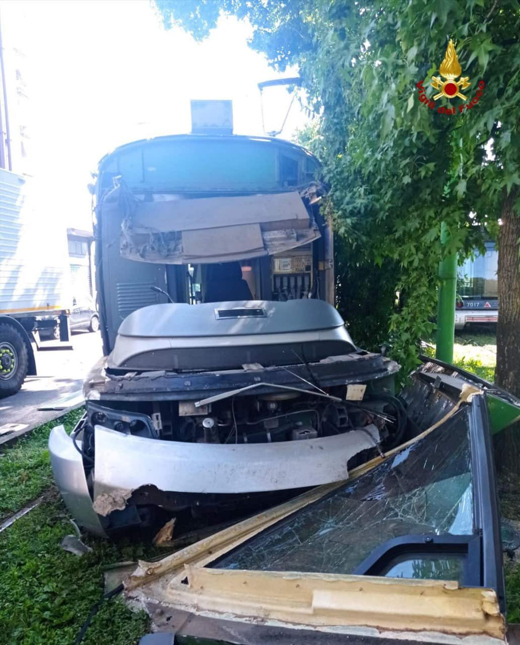 Tram deraglia in via Medeghino a Milano