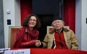 Leiji Matsumoto e l'assessore alla cultura Francesca Leon alla conferenza stampa per la cerimonia dell'annullo filatelico emesso da Poste Italiane e dedicato al 40ennale della prima messa in onda TV di Capitan Harlock in Italia, Torino, 14 novembre 2019. ANSA/TINO ROMANO