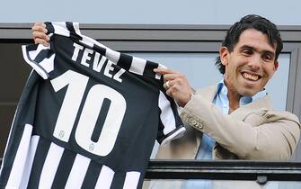 The new Argentinian forward of Juventus FC, Carlos Tevez, celebrates with supporters at the headquarters of Juventus in Turin, Italy, 26 June 2013.,
ANSA/ALESSANDRO DI MARCO