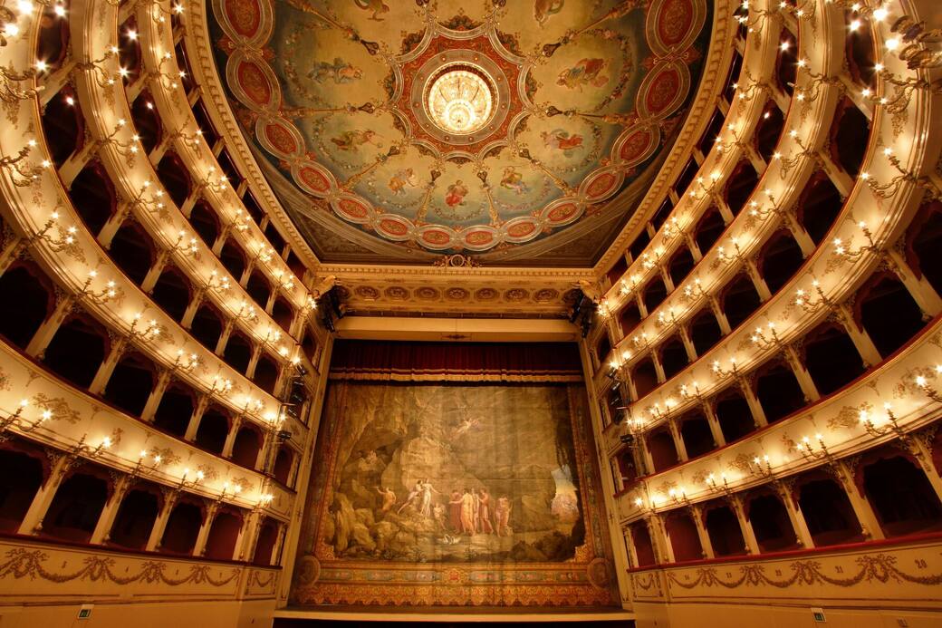 Teatro_Rossini_-_Ph_Amati_Bacciardi_-_Pesaro_(1).jpg