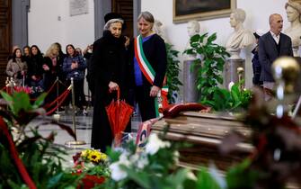 Barbara Alberti affiancata da Sabina Alfonsi alla camera ardente di Maurizio Costanzo allestita presso la Sala della Protomoteca in Campidoglio, Roma, 26 febbraio 2023
ANSA/FABIO FRUSTACI