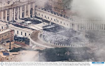 Vatican City - an aerial view of the funeral mass of former Pope Benedict XVI, Cardinal Joseph Ratzinger, at St. Peter’s Square with Pope Francis as presider 2023-01-05. This exclusive picture taken by an helicopter of the Italian Police. Free copyright only, at condition that it is captioned: © photo by Massimo Sestini courtesy of Italian State Police

Città del Vaticano - veduta aerea del funerale dell'ex Papa Benedetto XVI, Cardinale Joseph Ratzinger, presieduta da Papa Francesco in Piazza San Pietro 2023-01-05. Fotografia esclusiva scattata da un elicottero della Polizia italiana. Può essere utilizzata, a condizione che sia indicato nella didascalia: © Massimo Sestini/Polizia di Stato