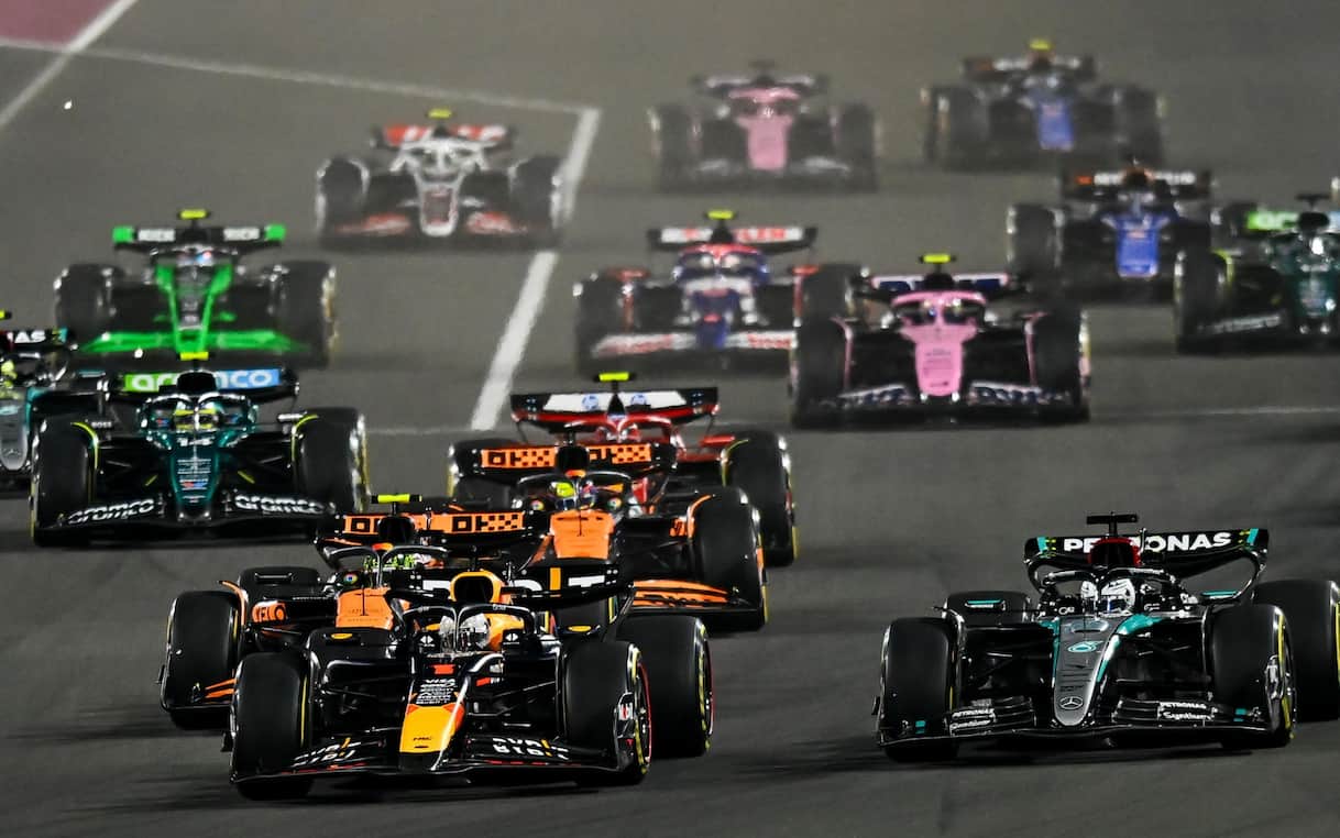 https://static.sky.it/editorialimages/e229ee95006239722a605f54a592a912d893d03f/skysport/it/motori/formula-1/2025/11/27/f1-gp-qatar-pilota-primo-giro-vincitore/ansa_qatar_f1_partenza.jpg?im=Resize,width=1218