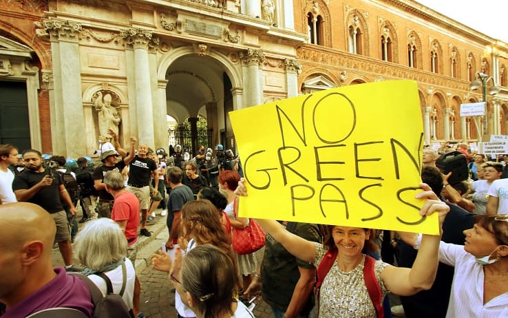 A moment of a No vax and no Green pass protest in Milan, Italy, 04 September 2021.   ANSA / PAOLO SALMOIRAGO