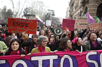 Striscioni alla manifestazione di "Non una di meno" per la Festa della Donna a Roma, 8 marzo 2025.
ANSA/ANGELO CARCONI