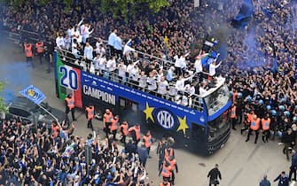Inter Milan players and staff parade on a bus to celebrate the scudetto after the Italian Serie A football match between Inter Milan and Torino outside the San Siro Stadium in Milan,  on April 28, 2024. Inter clinched their 20th Scudetto with a 2-1 victory over AC Milan on April 22, 2024. (Photo by Piero CRUCIATTI / AFP)