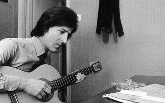 Giorgio Gaber accorda la chitarra nel camerino del teatro, prima dell'inizio del suo spettacolo "Dialogo tra un impiegato e un non so", Roma, 21 febbraio 1973. ANSA