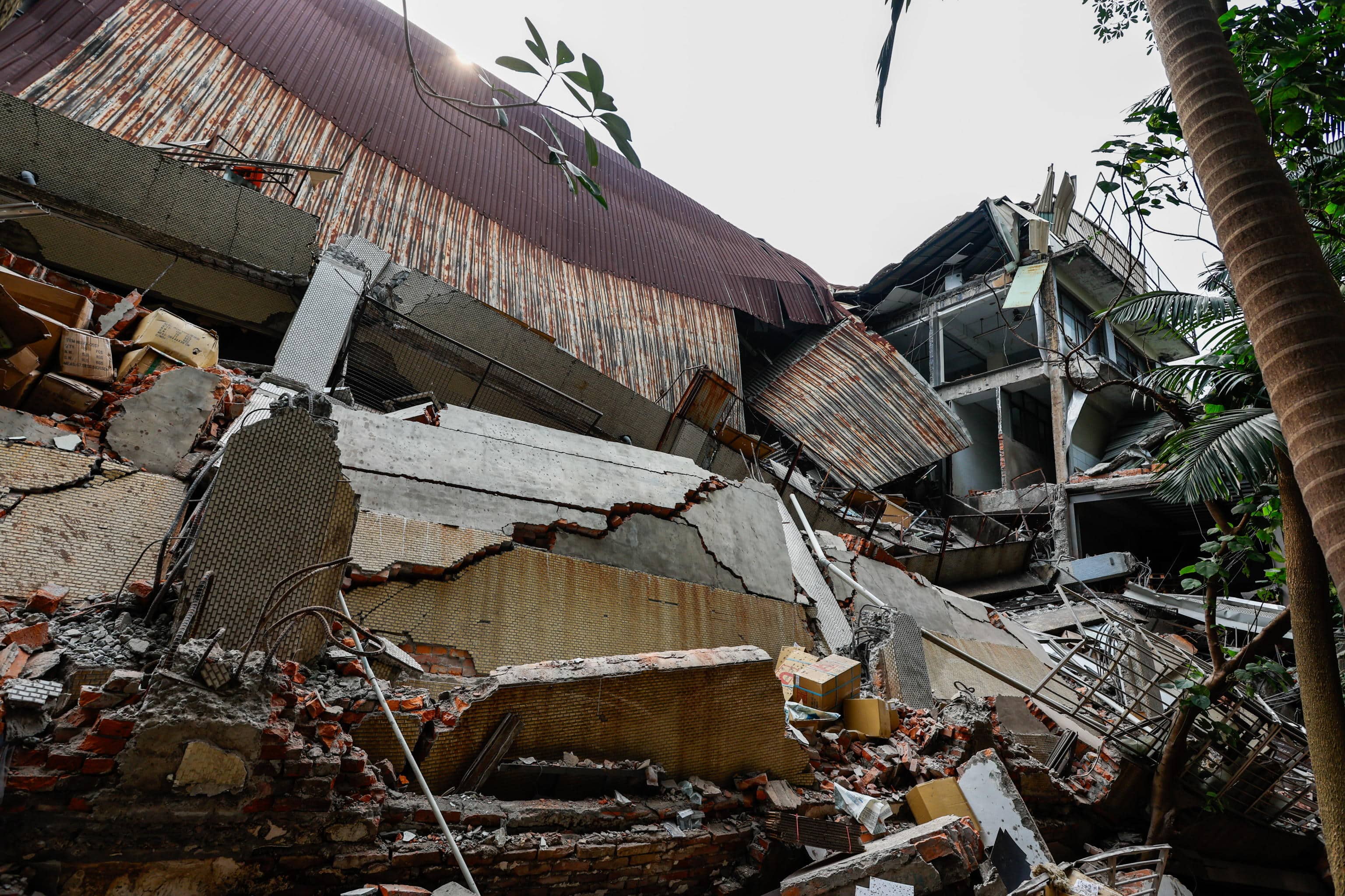 epa11256550 The wreckage of a printing company s factory after it collapsed following a magnitude 7.5 earthquake in New Taipei, Taiwan, 03 April 2024. A magnitude 7.4 earthquake struck Taiwan on the morning of 03 April with an epicenter 18 kilometers south of Hualien City at a depth of 34.8 km, according to the United States Geological Survey (USGS).  EPA/DANIEL CENG